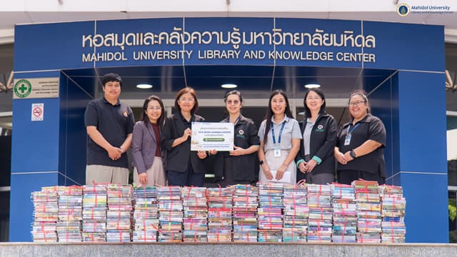 หอสมุดฯ ส่งมอบหนังสือบริจาคโครงการ “Eco-Book Sharing Center: แบ่งปันสู่สังคมที่ยั่งยืน” ให้กับสำนักวิทยบริการและเทคโนโลยีสารสนเทศ ม.เทคโนโลยีราชมงคลอีสาน