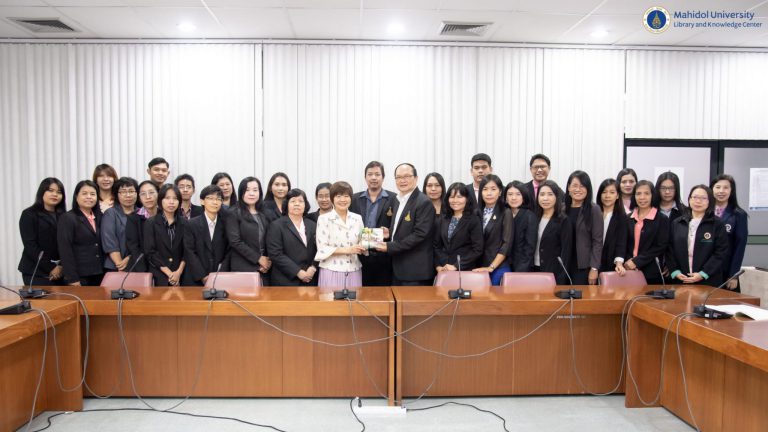 หอสมุดและคลังความรู้ฯ ให้การต้อนรับคณะศึกษาดูงานสำนักบรรณสารสนเทศ มหาวิทยาลัยสุโขทัยธรรมาธิราช