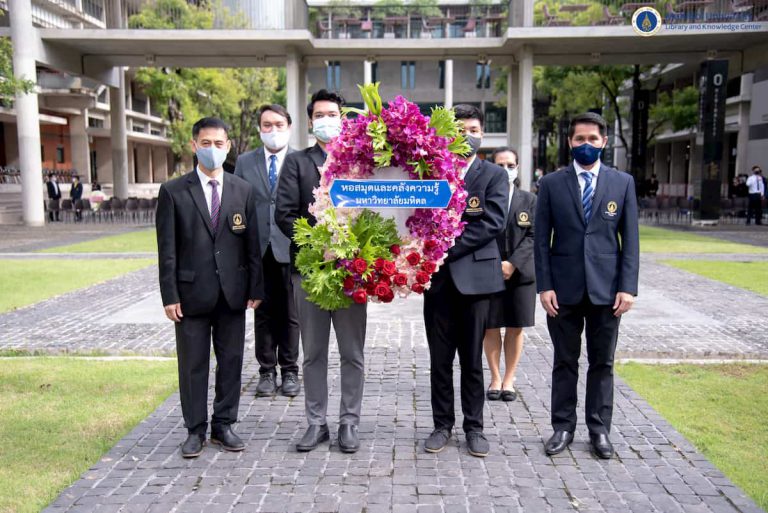 หอสมุดและคลังความรู้ฯ เข้าร่วมพิธีวางพวงมาลาถวายราชสักการะ เนื่องในวันมหิดล ประจำปี 2563