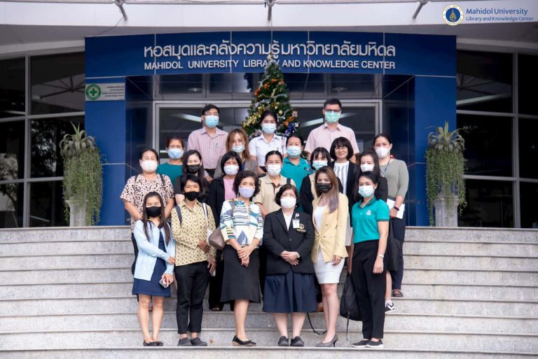 หอสมุดและคลังความรู้ฯ ให้การต้อนรับบุคลากรสำนักหอสมุดกลาง มหาวิทยาลัยศิลปากร