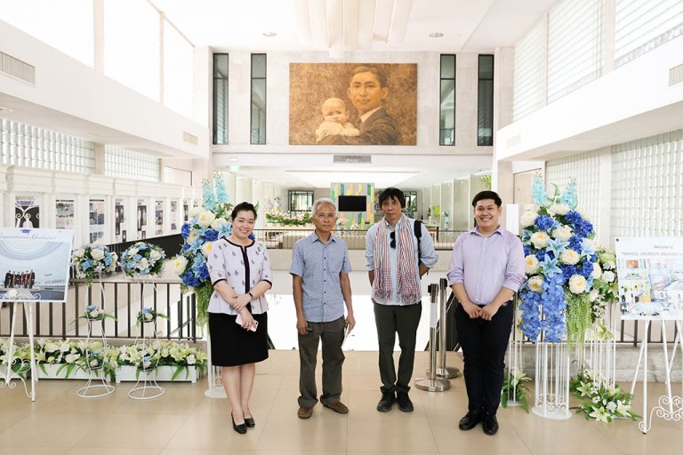 ฝ่ายจดหมายเหตุและพิพิธภัณฑ์ หอสมุดและคลังความรู้ฯ ให้การต้อนรับ อาจารย์สมภพ บุตราช และอาจารย์วิจิตร อภิชาติเกรียงไกร