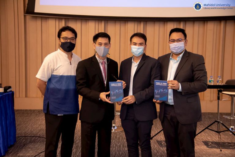 หอสมุดและคลังความรู้ฯ เข้าร่วมงานเสวนาเรื่องลงทุนถูกทิศ พิชิตกำไร สไตล์ New Gen และรับมอบหนังสือที่ระลึก