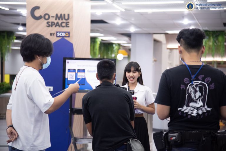 หอสมุดและคลังความรู้ฯ ให้การต้อนรับและอำนวยความสะดวกด้านสถานที่บริเวณ Co-MU Space by SCB แก่ทีมงาน Mahidol Channel