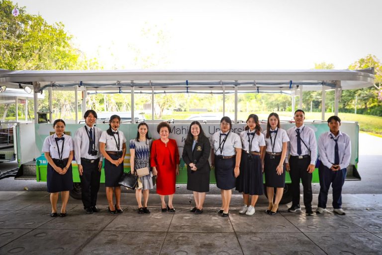 ฝ่ายจดหมายเหตุและพิพิธภัณฑ์ฯ นำชมบรรยากาศรอบมหาวิทยาลัยมหิดลบนรถราง (Campus Tour) ให้แก่ผู้เข้าร่วมงาน 55 ปี วันพระราชทานนาม 136 ปี มหาวิทยาลัยมหิดล