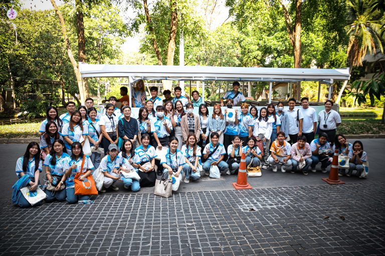ฝ่ายจดหมายเหตุและพิพิธภัณฑ์ฯ ให้การต้อนรับและนำชมบรรยากาศรอบมหาวิทยาลัยมหิดลบนรถราง (Campus Tour) ให้แก่คณะศึกษาดูงานจากมหาวิทยาลัยนเรศวร