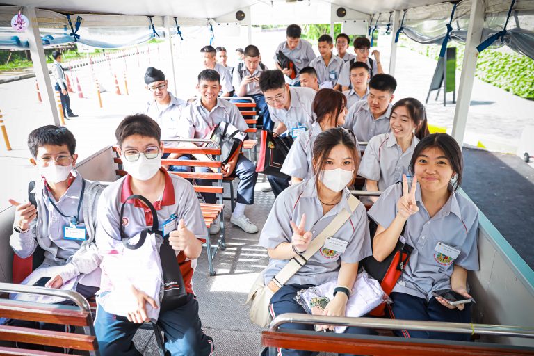 ฝ่ายจดหมายเหตุและพิพิธภัณฑ์ฯ ให้การต้อนรับและนำชมบรรยากาศรอบมหาวิทยาลัยมหิดลบนรถราง (Campus Tour) แก่คณะนักเรียนจากโรงเรียนอัสสัมชัญธนบุรี